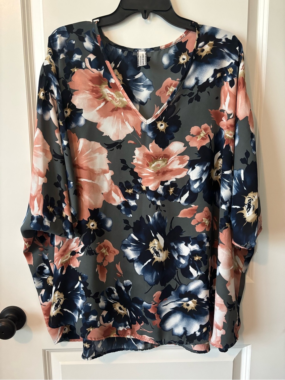 Giddy Up Glamour Floral V Neck Blouse 2X Gray Pink Navy NWOT